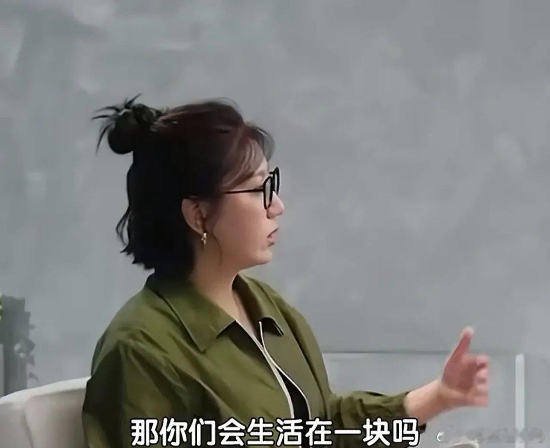 易立竞问蓝盈莹：“你现在的情感状态是？”蓝盈莹：“恋爱中。”易立竞：“是圈外人？
