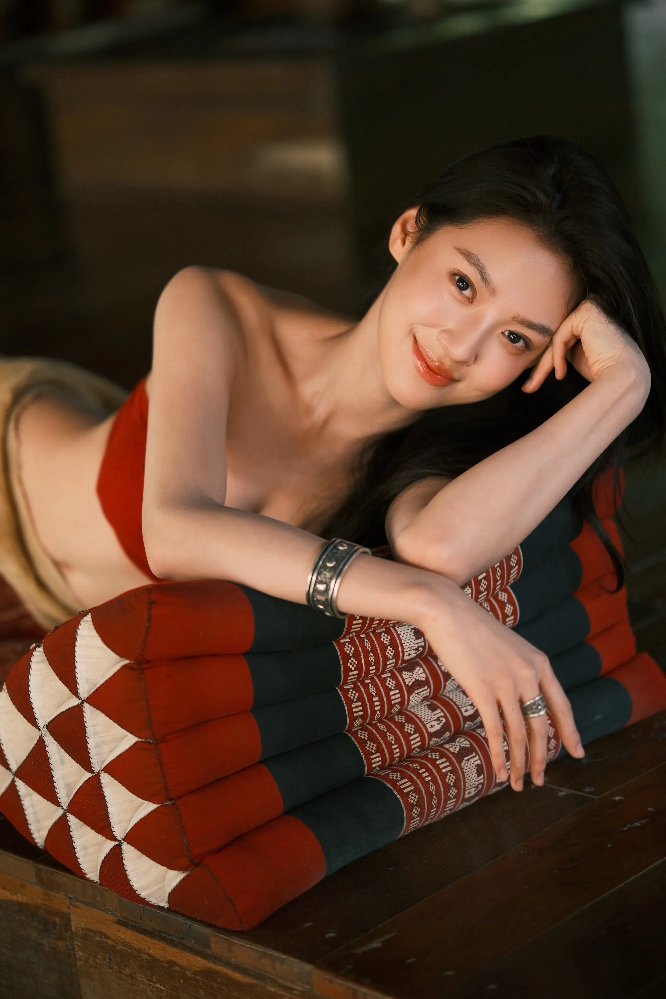 溺落于一身绚烂的傣锦和阳光里🪭。
