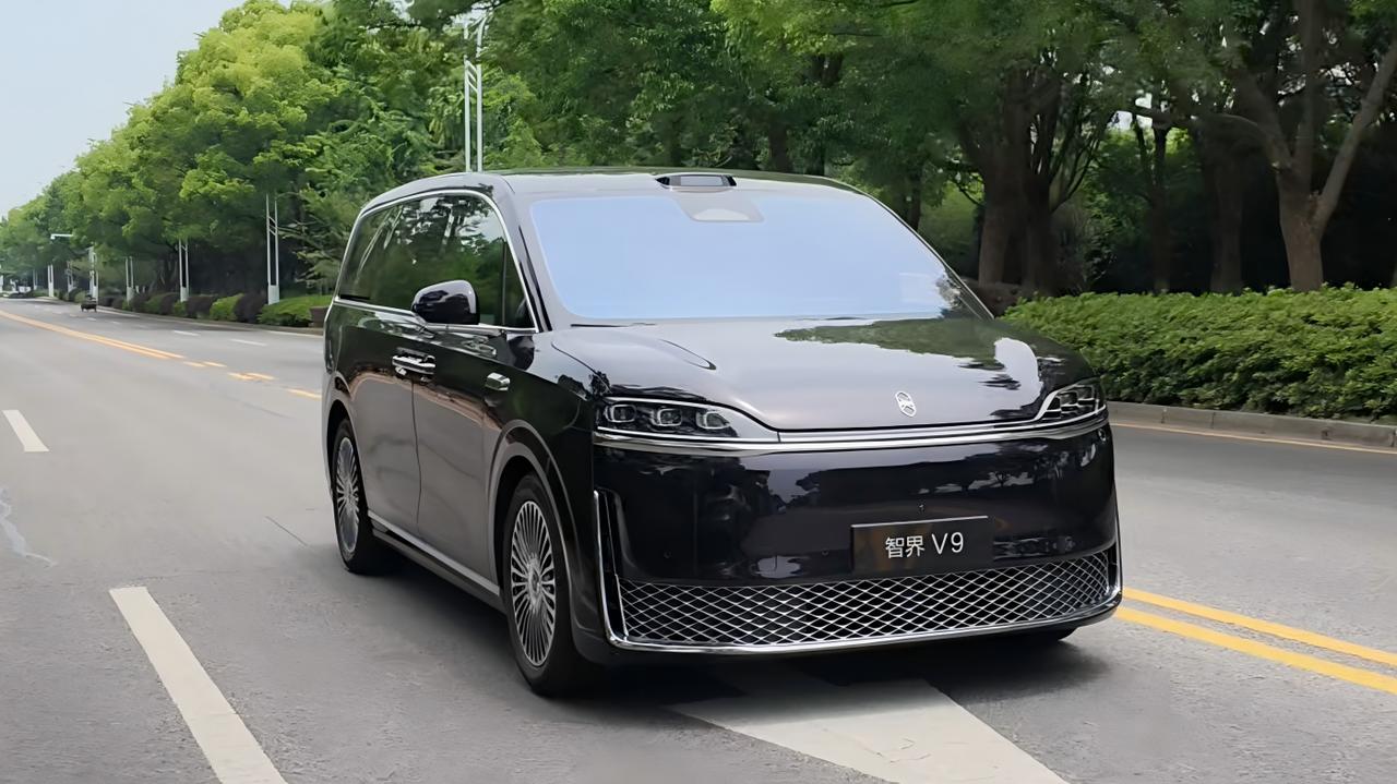我们最近拿到了一台智界V9四驱版，CLTC纯电续航是285km，但是实际满电表显