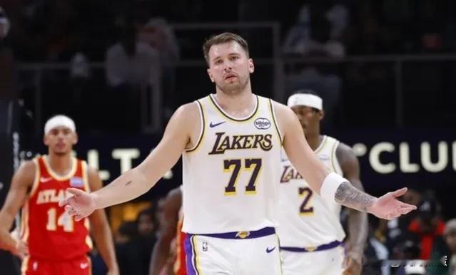 东契奇和约基奇的区别，前者一旦爆发，感官上比约基奇炸裂，但论稳定性，东契奇不如约