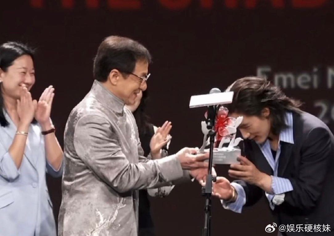 成龙此沙比心好萌成龙此沙比心贴贴刚刷到成龙和此沙同框比心的片段，俩硬汉突然双手比