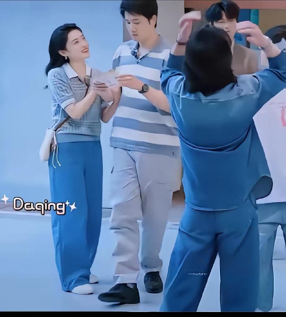 周涛对彭冠英是男欢女爱吗？
周涛是主持人，有操控全场的能力，让身边的每一个人都能
