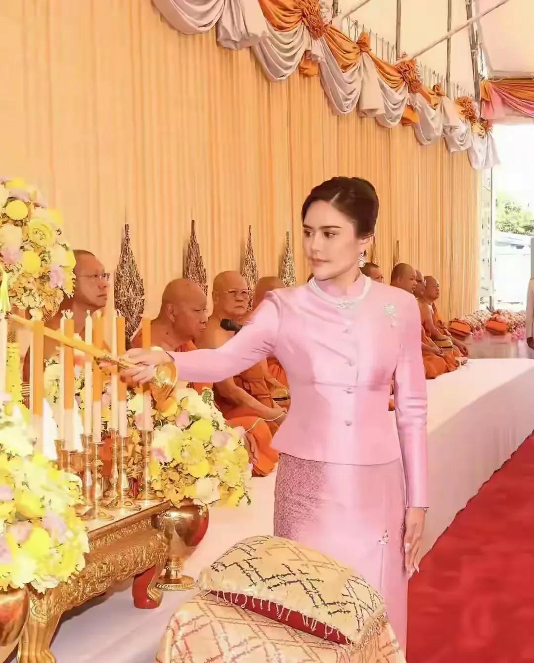 泰国国王的新妃子欧拉弄，不算很漂亮啊。甚至比不上泰国国王的第一任妻子颂莎瓦丽王妃