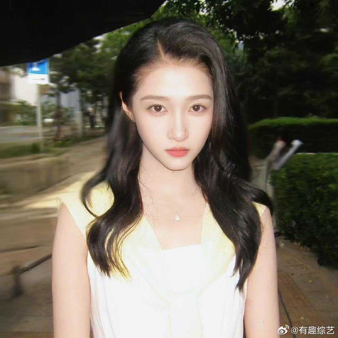 受了委屈不哭诉不抱怨，默默把事儿做好比说一万句都强。她活成了很多女孩想成为的样子
