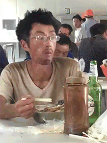为什么农民工吃饭都喜欢喝一瓶啤酒？ 