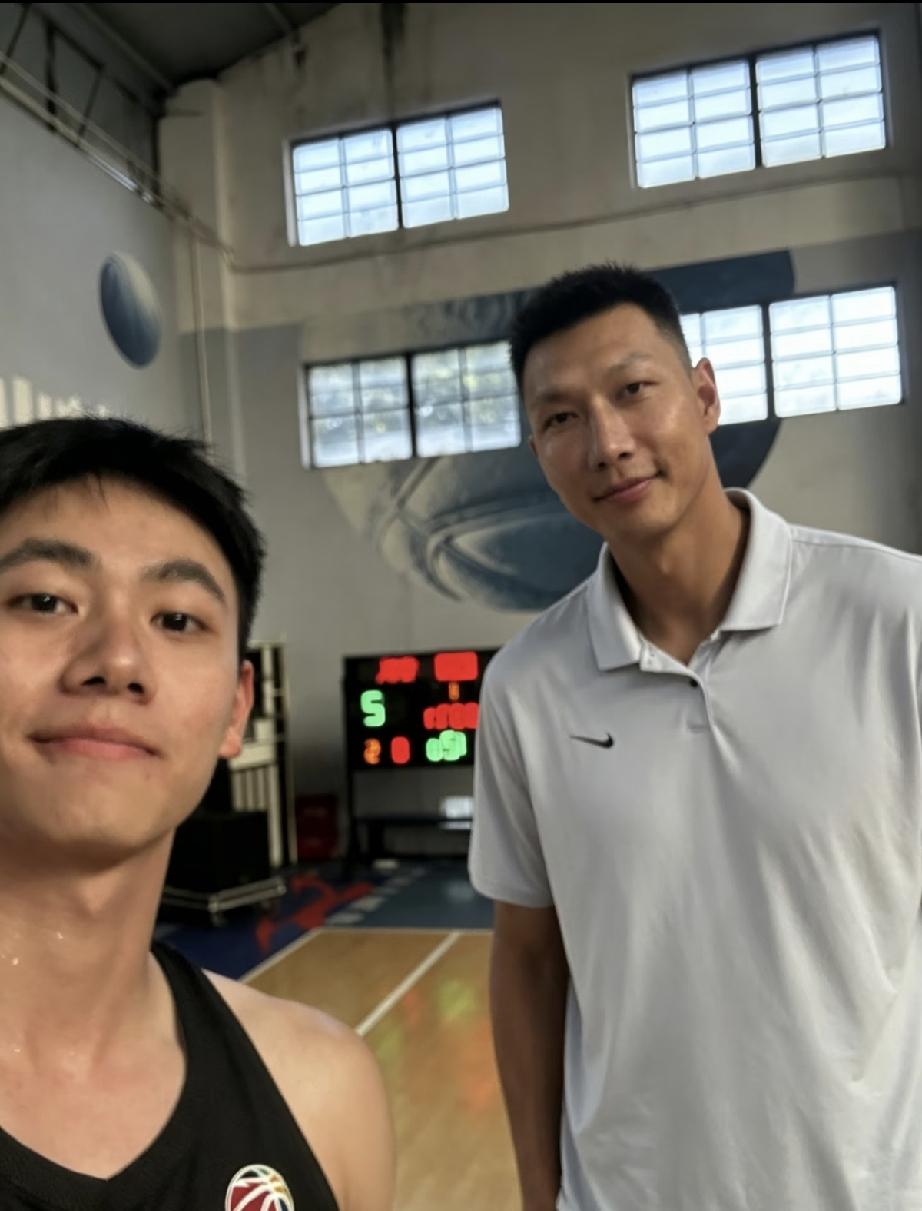 易建联近照曝光，参加活动坐第1排的C位精气神挺好的，头仰得老高，只是皮肤变黑了也