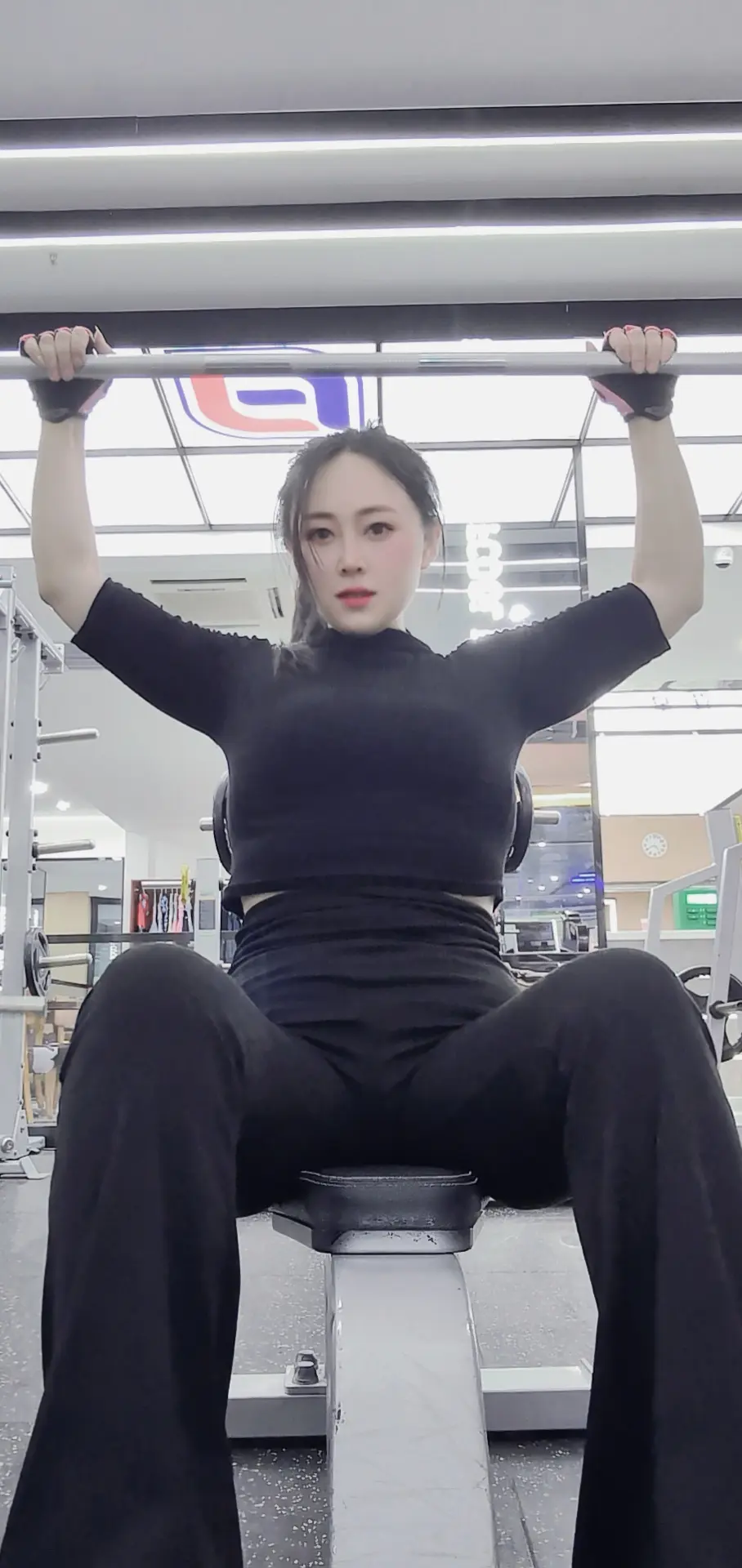 动情二字晒砒霜，华佗在世无良方，苍天不解红尘伤，孤枕难眠泪两行。