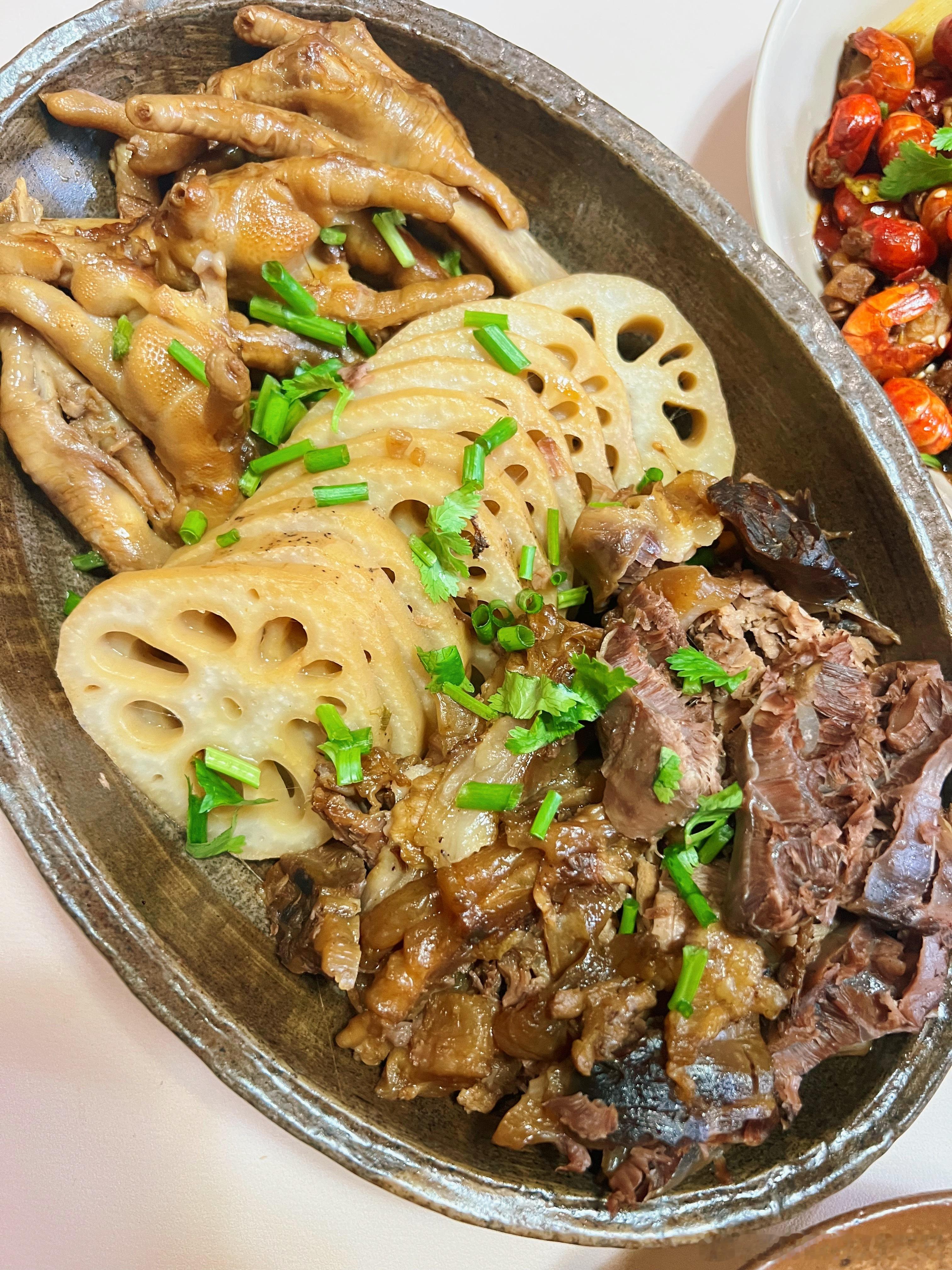 bonnie家的餐桌 油焖鸡卤味三拼冷吃虾球糖醋排骨手撕包菜 