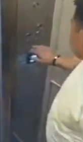 先是把这个刷卡按楼层的弄坏了，然后又去踹机器人。情绪不稳成这样，机器人做错了什么