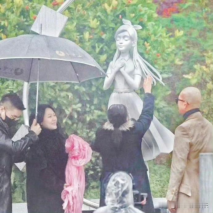 这是大S的雕像，不明白具俊晔的设计灵感是什么，一点都不像大S，这明明是个小姑娘。