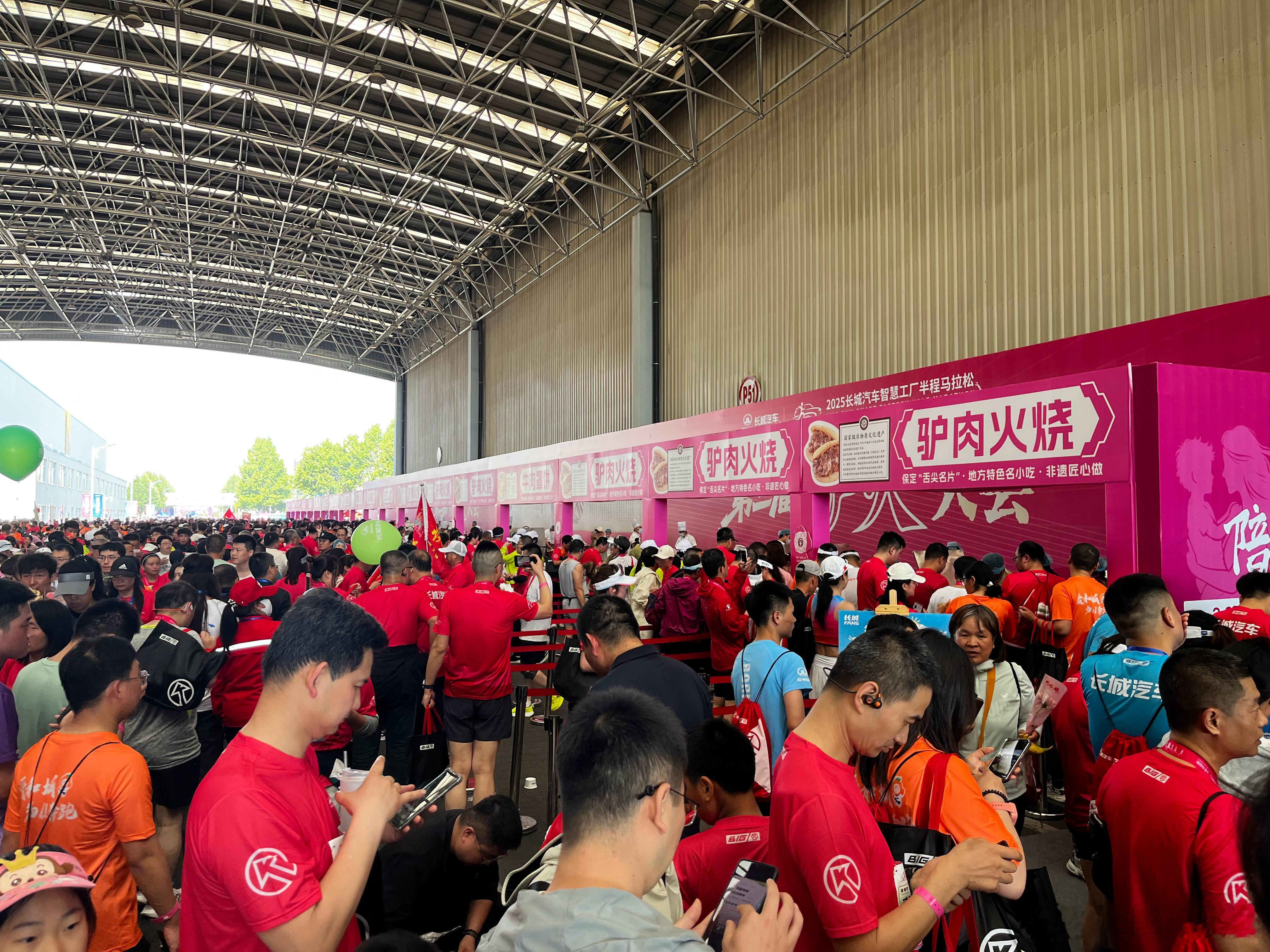 长城汽车工厂马拉松升级版来了。今年长城这个马拉松参与人数过万了。并且充分融合了保