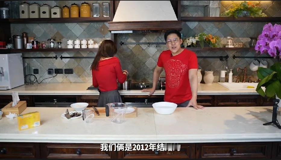 郭晶晶记不清结婚多少年一脸懵问丈夫
2月19日，郭晶晶霍启刚同框做马蹄糕拜年。霍