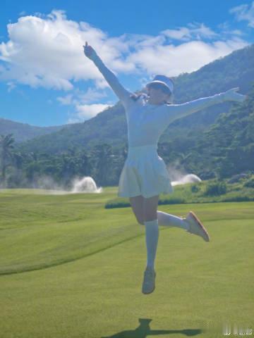 谢娜解锁高尔夫小鸟球谢娜高尔夫造型清爽 谢娜带上全新球杆体验高尔夫，零基础新手顺