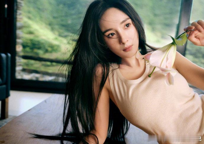 杨幂wink这一下密室大逃脱 幂姐在《密室大逃脱》里的wink，直接开启美颜暴击