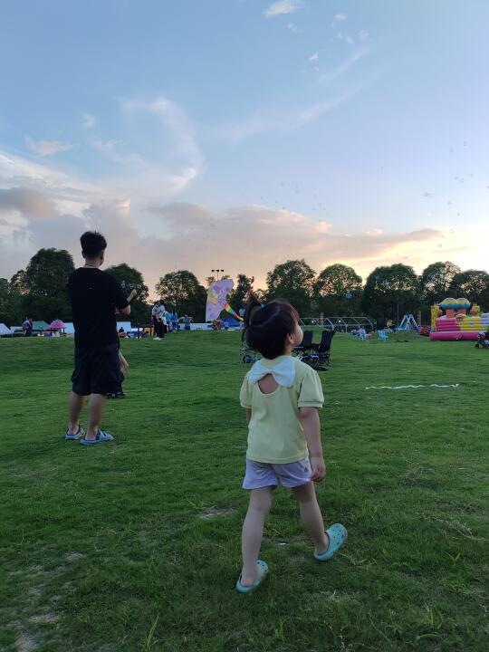 有一种无形的伤害是，当着孩子的面去讨论他
