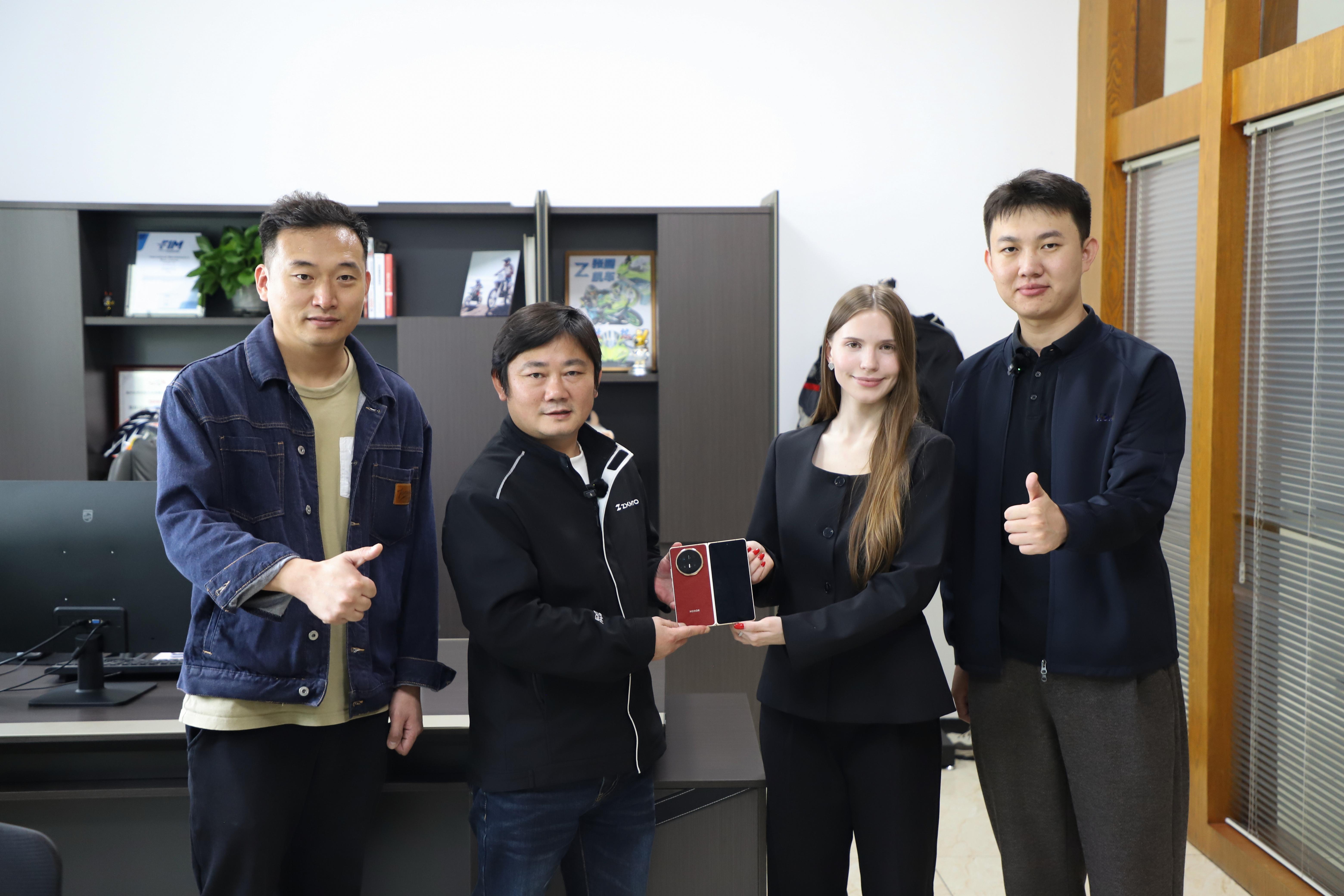 荣耀营销越来越快 大家都说张雪原来的手机不行荣耀就给送来了荣耀V6  黑钻屏耐刮