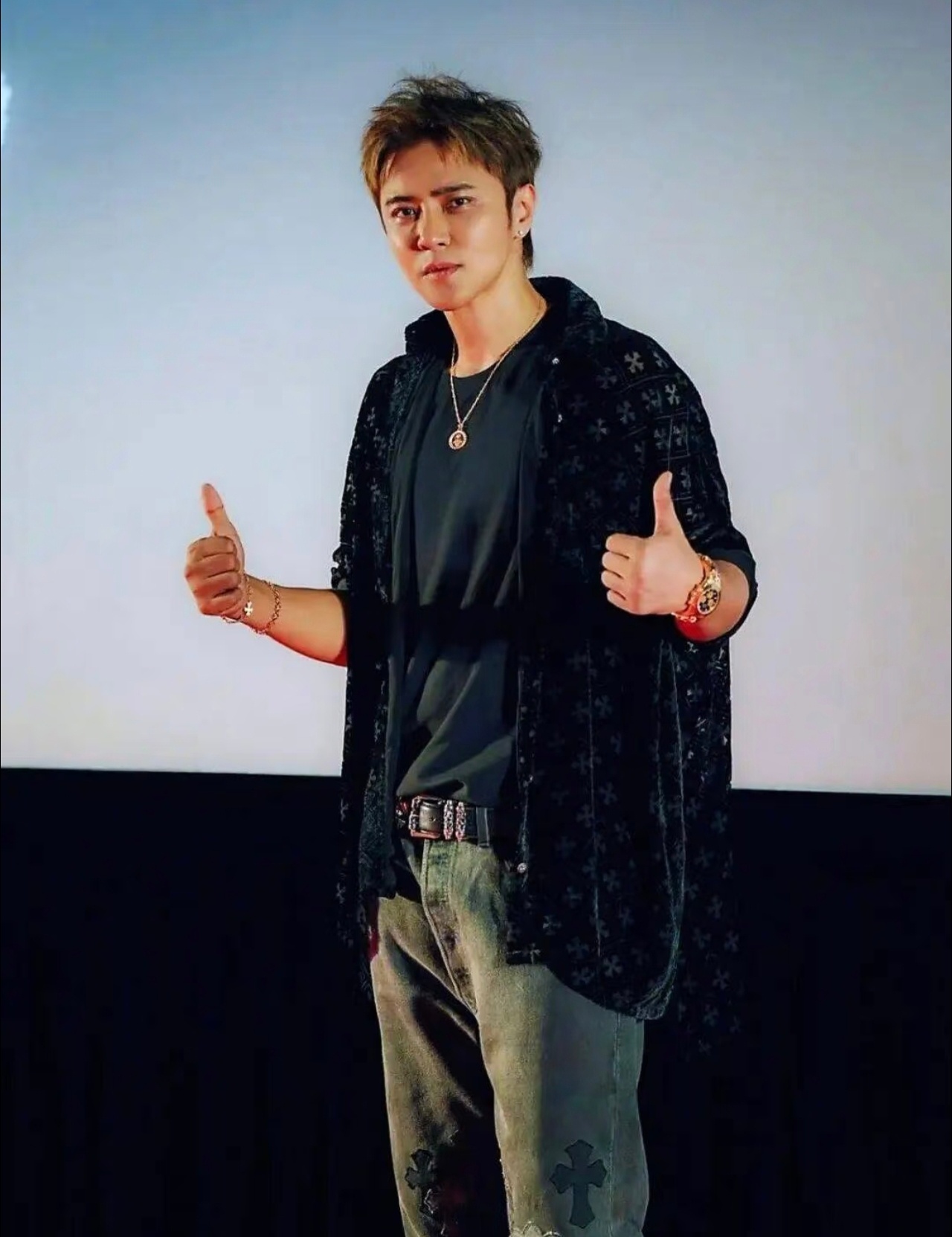 罗志祥举日期为自己辟谣再次证明，你好久不露面，不出来唱歌，然后网友只能把你写噶了