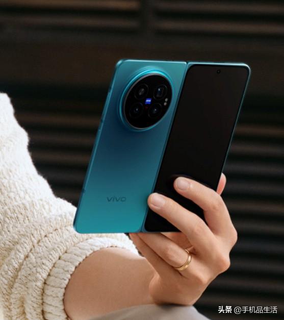 近日，vivo 正式公布了vivo X Fold6「蓝洞」配色的外观，采用更大 