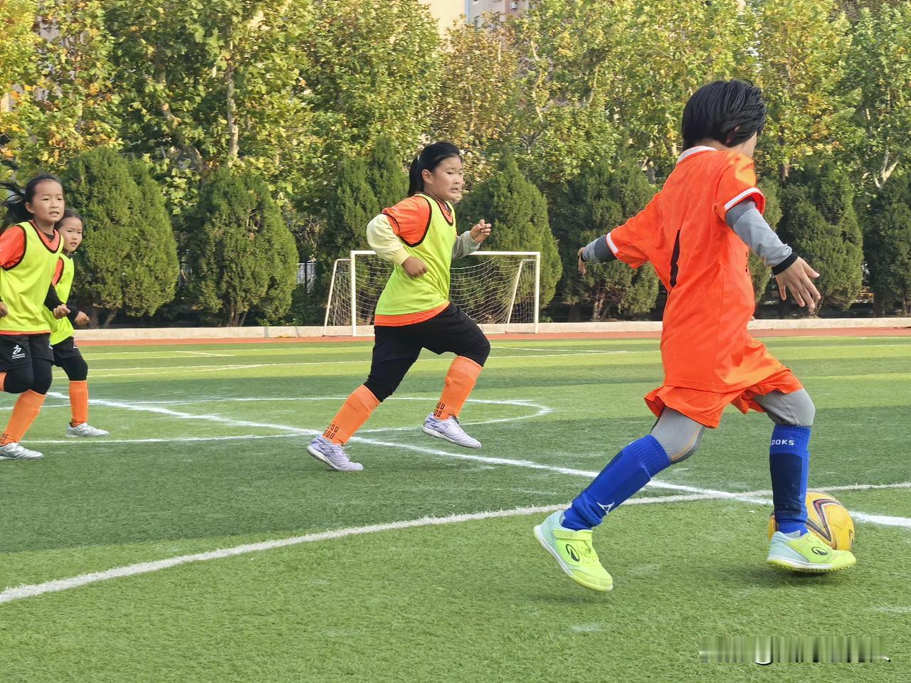 首战出征，为校队小将喝彩⚽

恭喜我的小姑娘！第一次身披校队战袍，迎战外校对手。