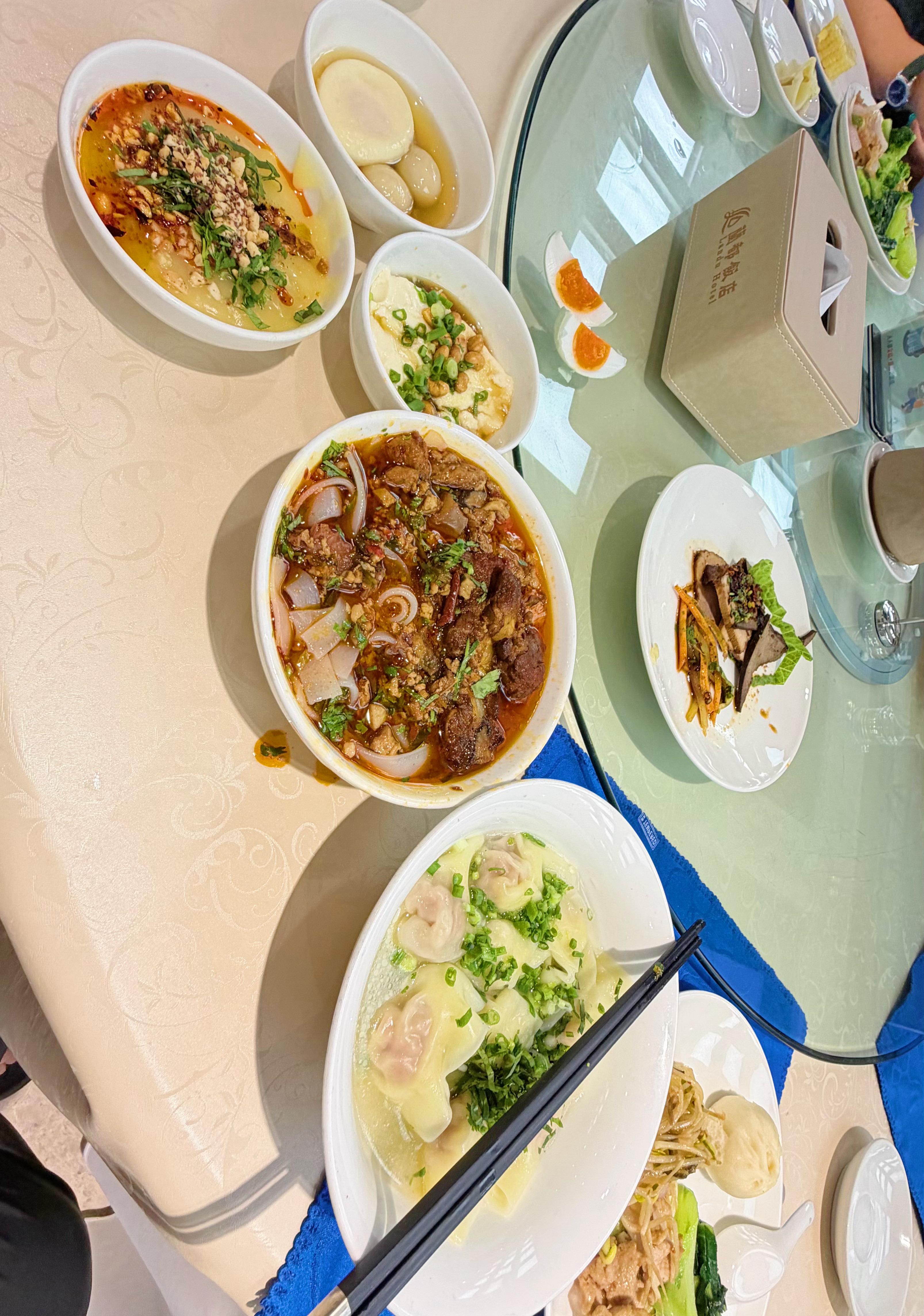 一般很少发酒店早餐，但这家早餐煮面的配料区挺不错的，一般四五星酒店面的臊子也会给