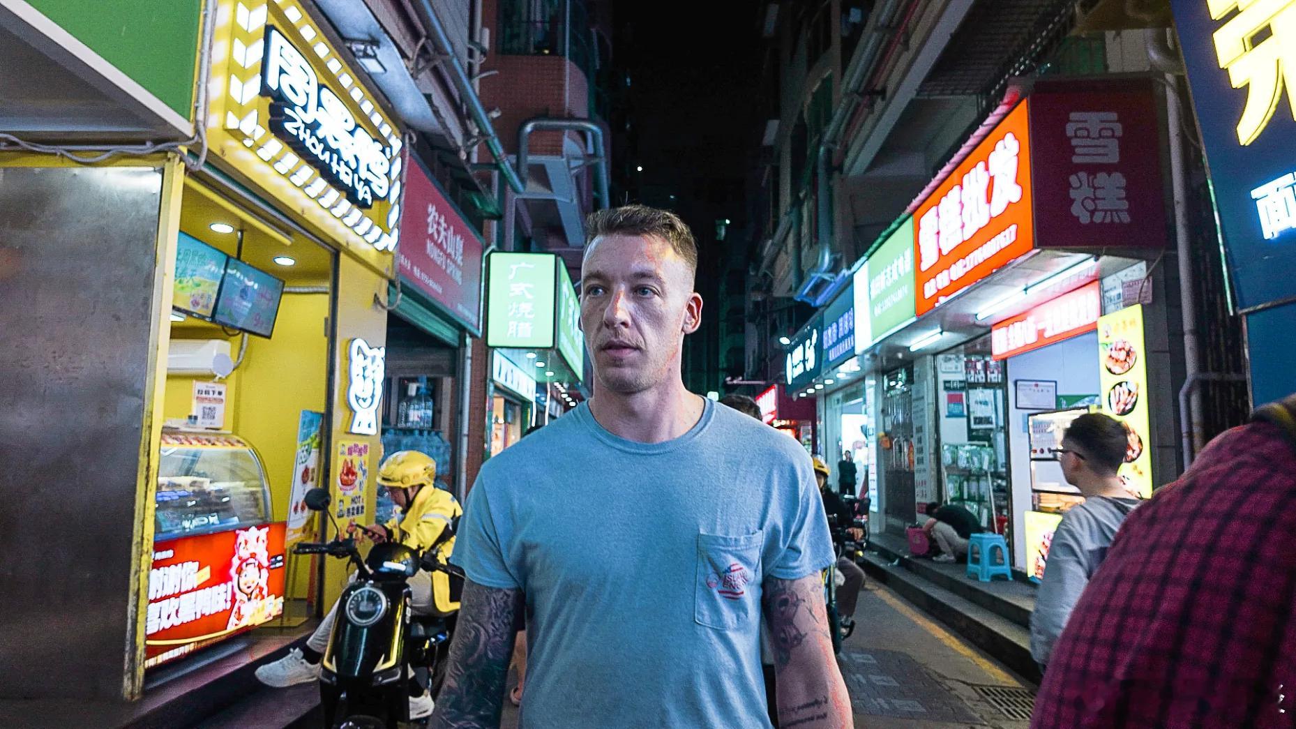 【我在中国实现了“美国梦”】[36岁男子离开美国前往中国——如今每月支付1000