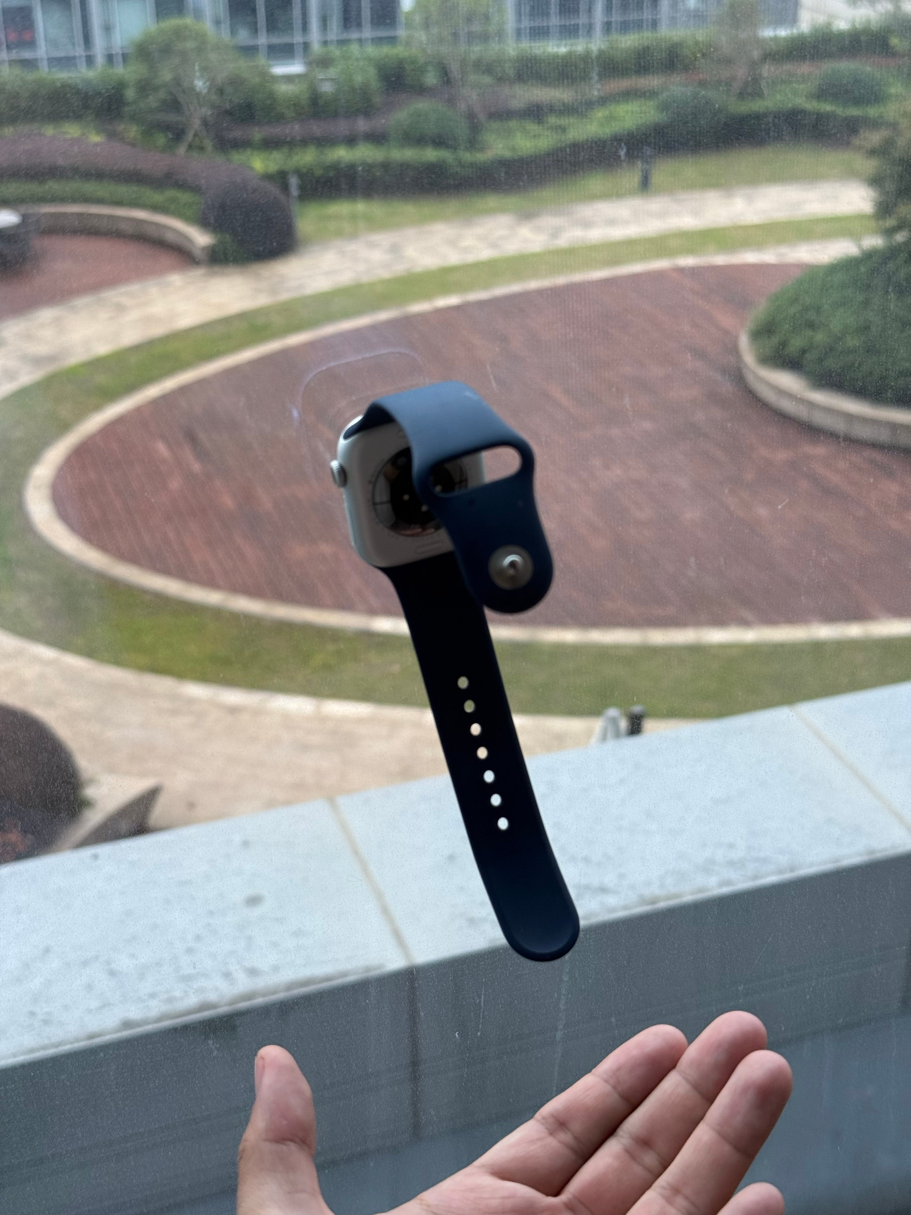 看到一个帖子，说千万别把Apple Watch贴玻璃上，我好奇试了一下[二哈] 