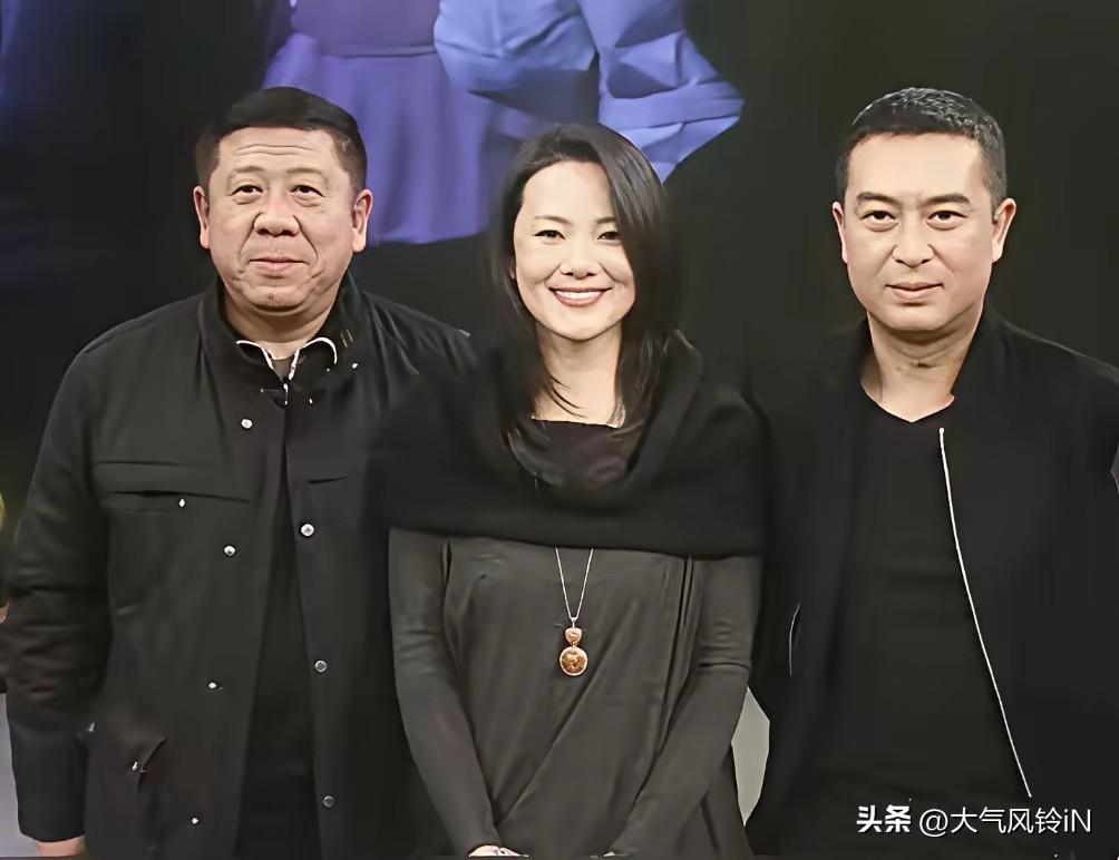 这张照片里左右两位演员来自谍战剧《悬崖》，让人印象深刻。左侧程煜饰演高彬，心思深