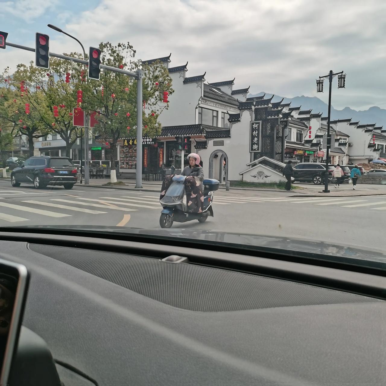 旅游日记
没去杭州之前自己就是井底之蛙，去了杭州自己，不但跳出了井里而且还变成了