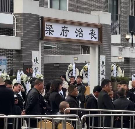 梁小龙告别仪式在深圳举行 26日，著名功夫影星梁小龙告别式于深圳龙岗殡仪馆举行，