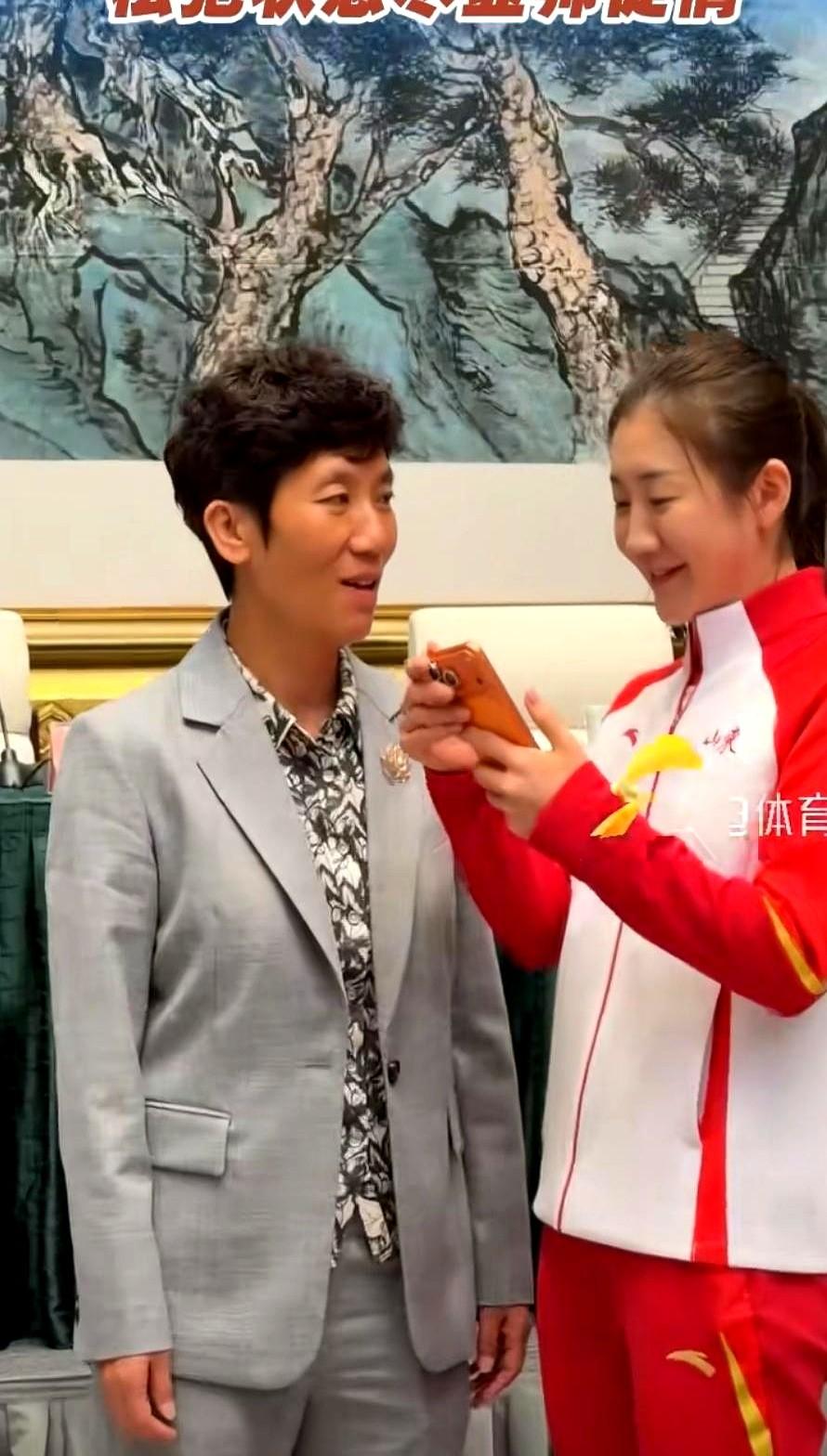 陈梦穿西服是一种感觉，她穿运动服更不一样！

她出席山东代表团总结大会，穿运动服