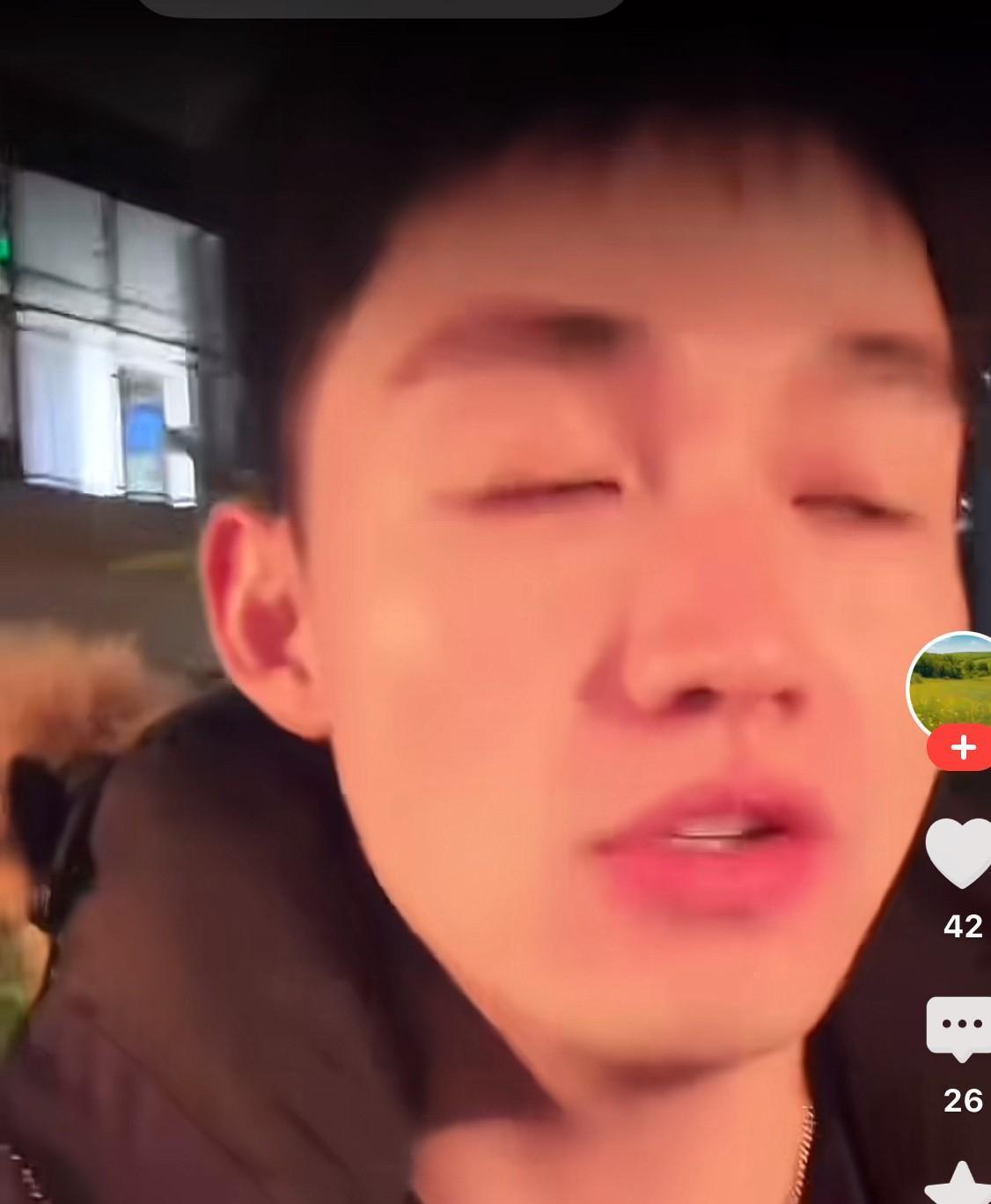 凌晨三点直播哭诉分手，一小时后，她卖出了3000份天价生理盐水。
这不是情感电台