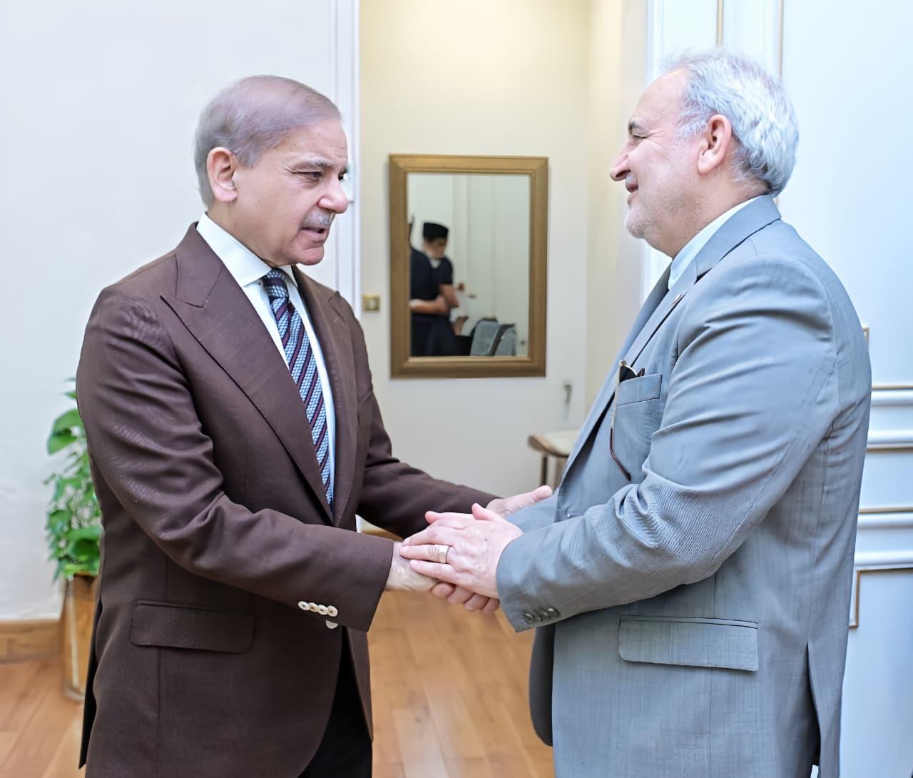 巴基斯坦总理府消息：伊朗驻巴基斯坦大使莫加达姆，今天拜会了夏巴兹总理，双方就当前