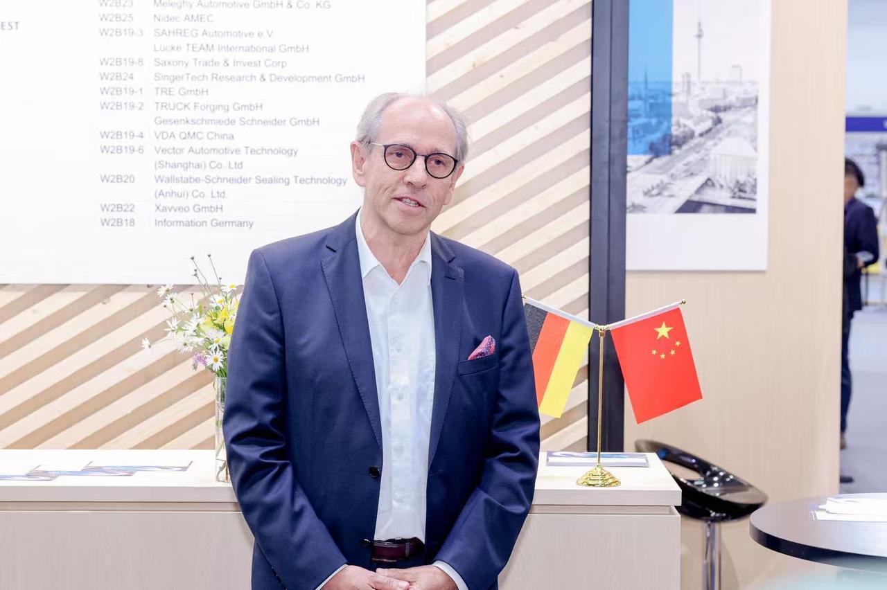 你知道吗？超过100家德国汽车相关企业正在中国进行投资。正在举行的2026年北京