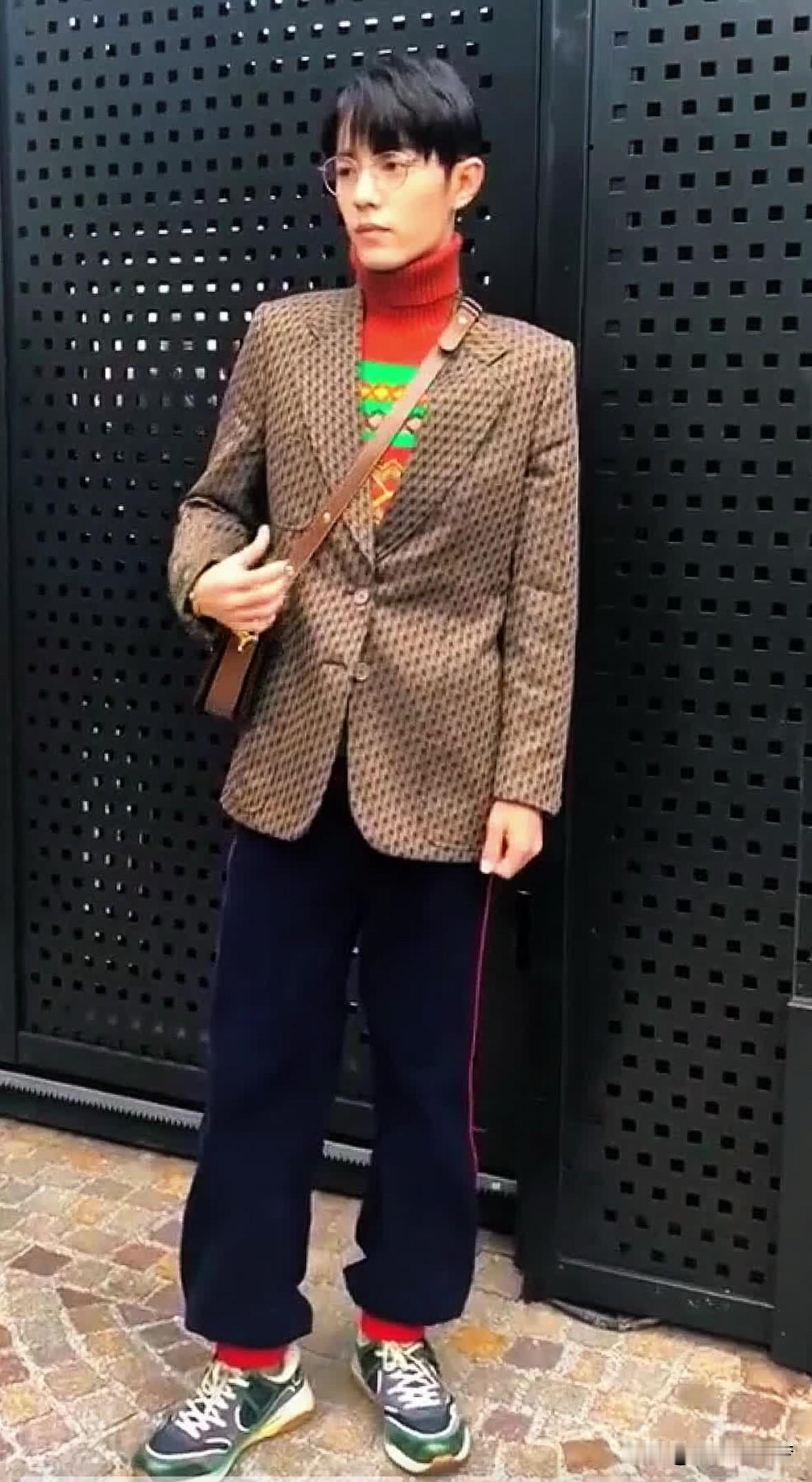 如果不说是谁！
还能认出来吗？
这套衣服搭配，
好看吗？
帅吗？
