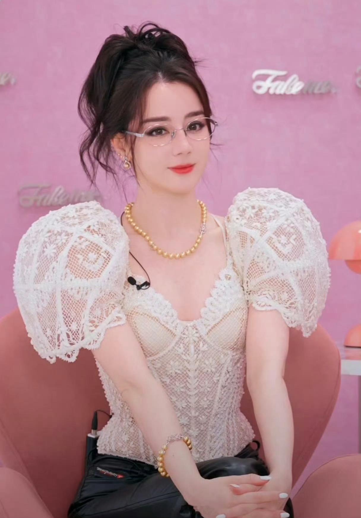 看了90🌸杨紫迪丽热巴直播状态截图，感觉是两位各有各的好看啦！（排名不分先后）