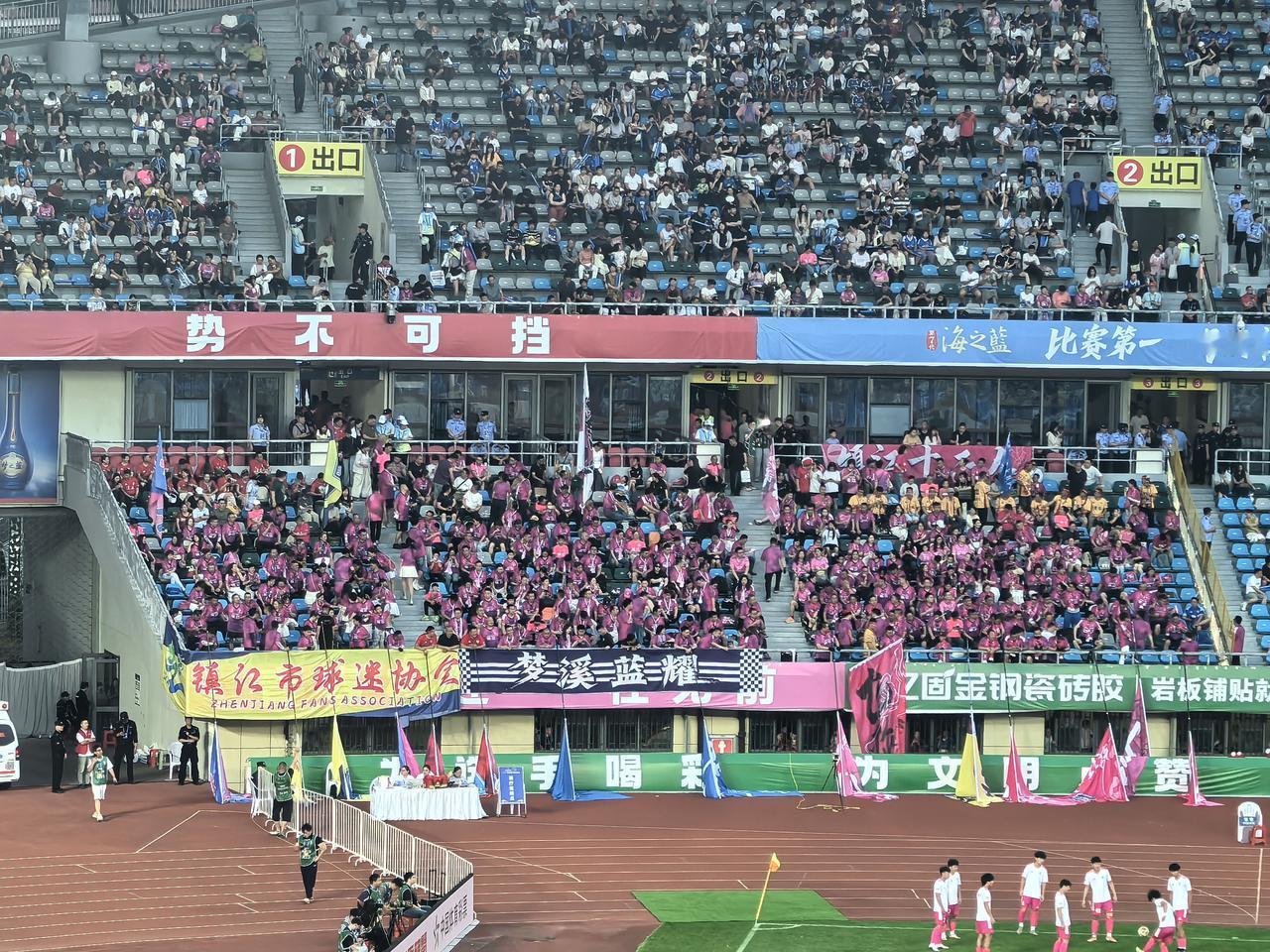 今天是镇江客场挑战宿迁队，又遇到高温天气，在球队成绩低迷和酷暑双重压力下，镇江球