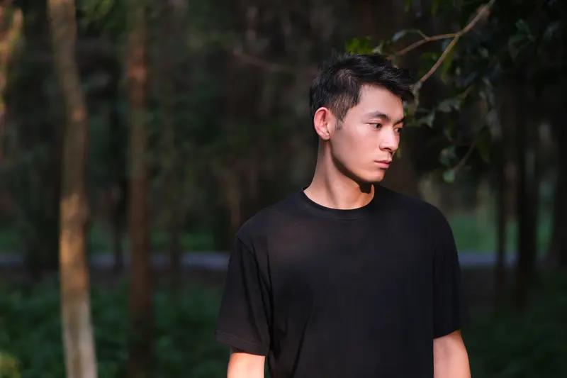 相册里最满意的照片，必须是那张成都街头拍的。模特燕语穿着黑色短袖，站在热闹又充满