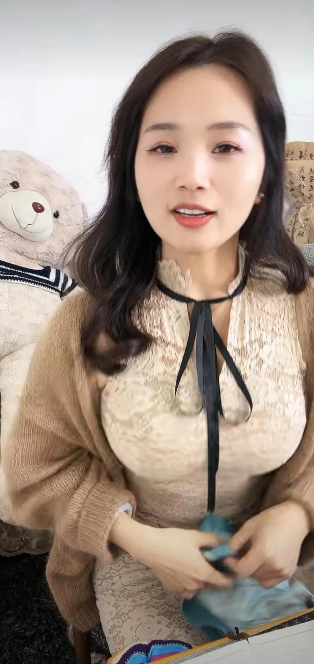 甜美穿搭指南：蕾丝上衣+针织开衫，温柔又可爱！🌸👗🧶