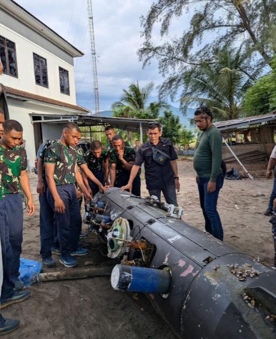 印尼媒体报道称，该国渔民在龙目海峡附近打捞了一个无人水下潜航器，上面印有中船重工