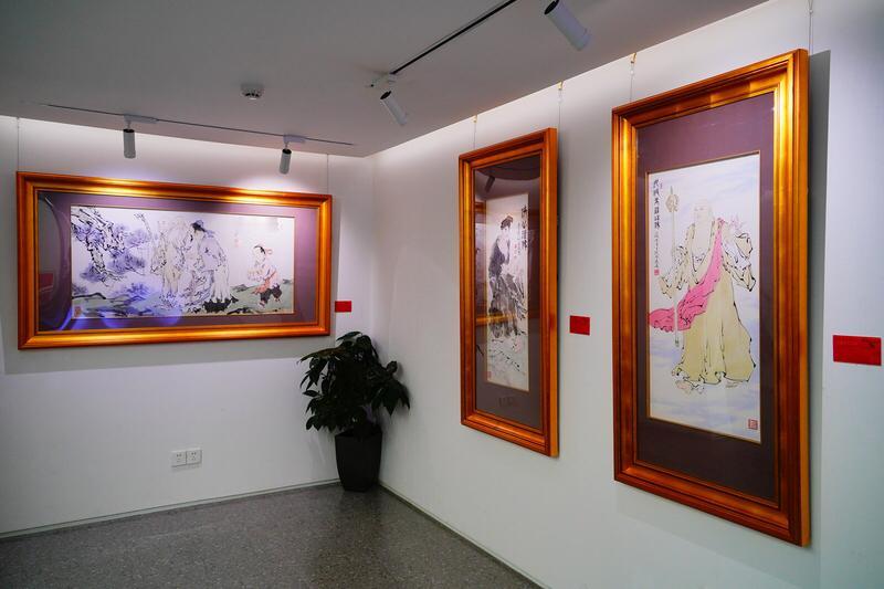 上联：墨香入卷诗魂醒；
下联：笔底生辉画意浓。