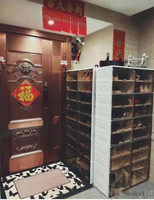 疯了！邻居这操作要逼疯人
 
家门口过道被邻居占满，鞋架堆得像座山！找物业说管不