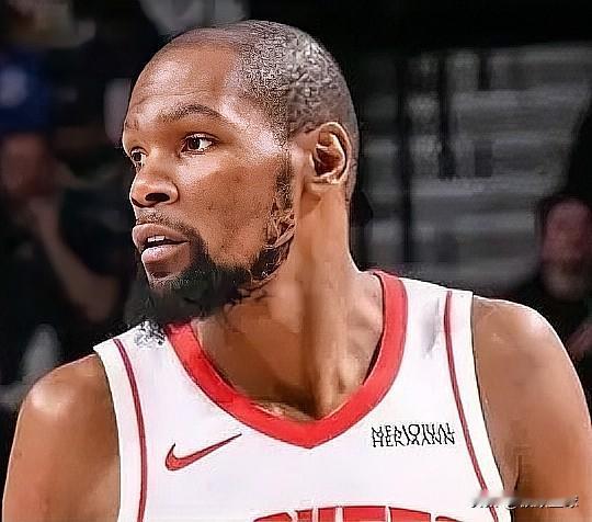 火箭老将杜兰特真是任劳任怨啊！

近日，KD接受采访，谈到本赛季出场时间较多时表