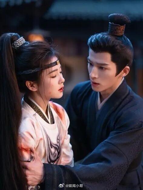 唐宫奇案把体型差玩明白了 萧怀瑾护着李佩仪的样子太好嗑！宽大肩膀挡风，打伞偏方向