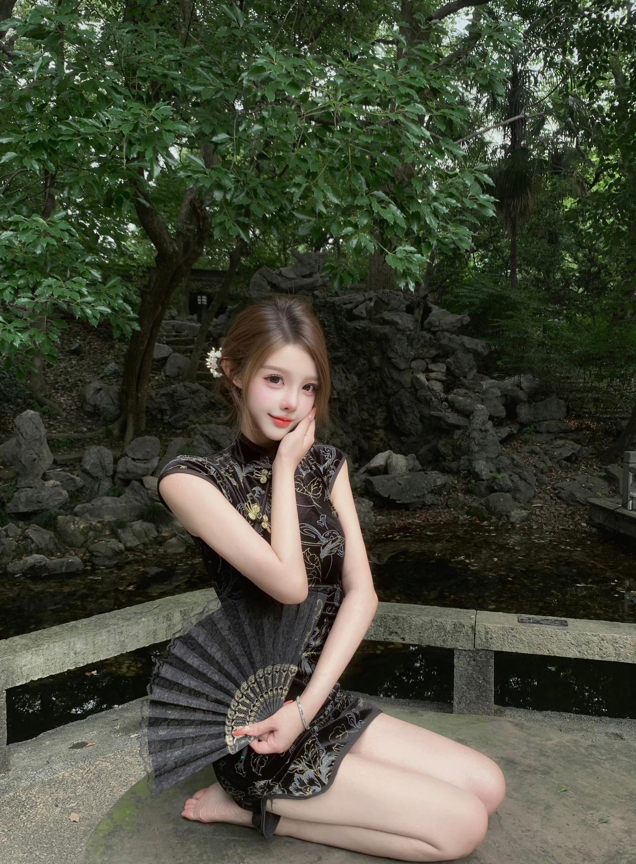 当古典遇见现代，风骨便有了新表达。不追潮流定义，只做骨子里有韵的自己。

穿上旗