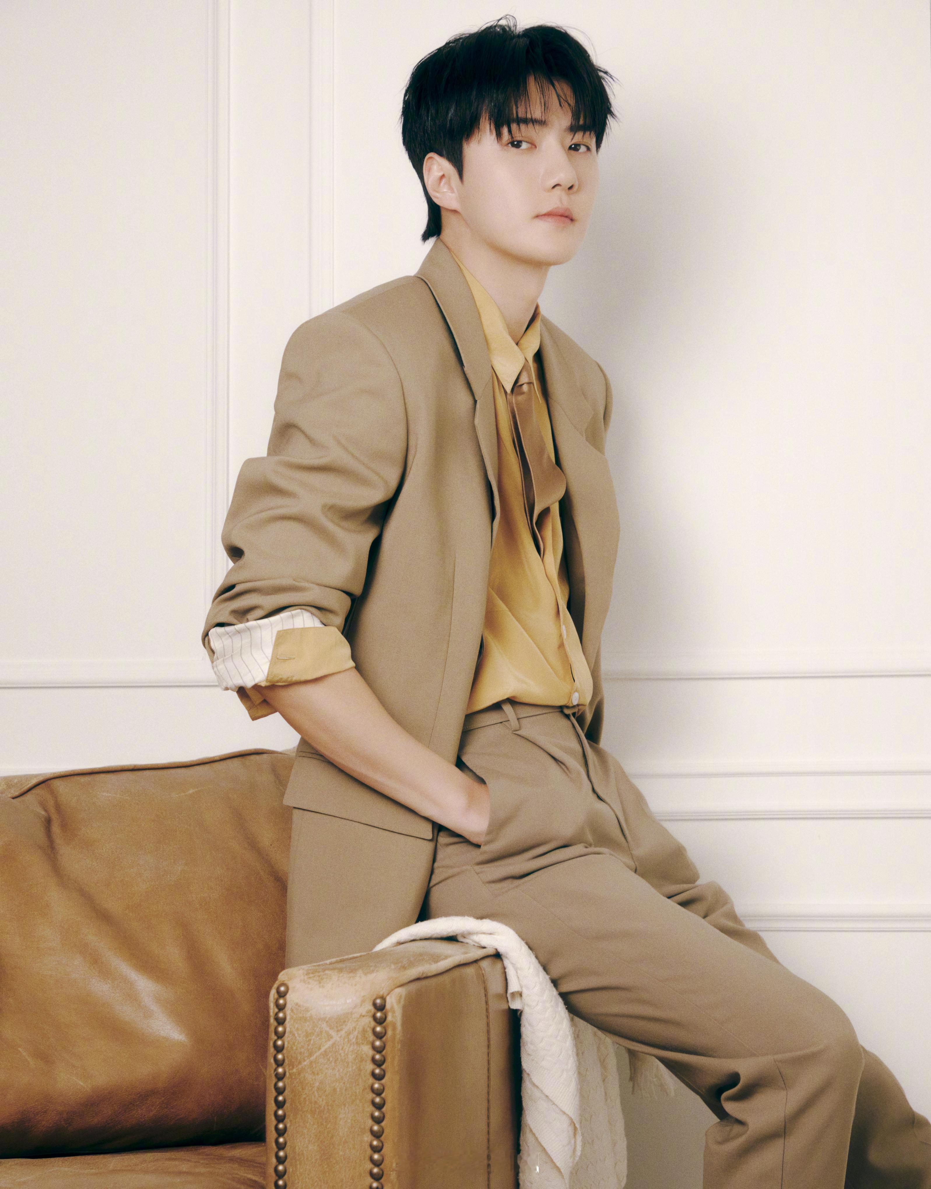 吴世勋 芭莎男士四月刊封面人物，携“生日刊”惊喜来袭，解锁内地主流男刊，清爽俊逸