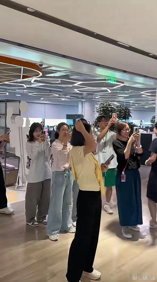 张雪空降阿里北京总部，员工排队合影，人气直接炸场。园区滑梯"花路加速器"一坐，笑