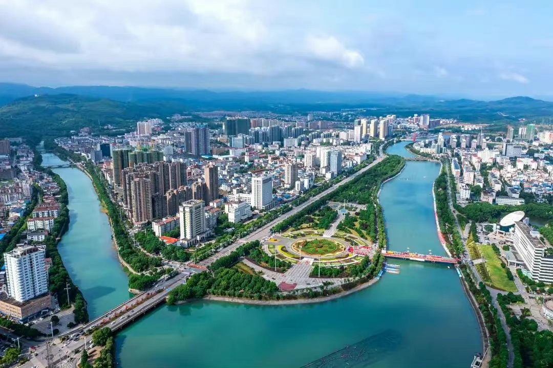 成功并不像想像的那样难。因为我们不敢做，它才变得难起来。——毕淑敏《愿你与这世界