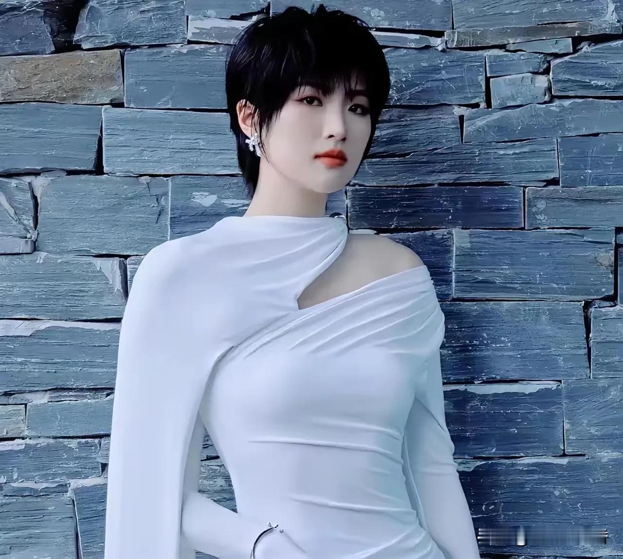 姚安娜在《老舅》里演小冯确实让人眼前一亮！之前她在《猎冰》里演警察被全网群嘲，编