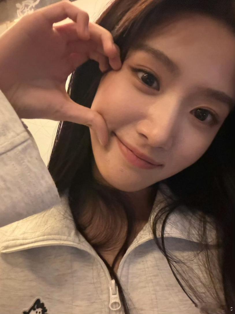 卢昱晓  lyx卢昱晓lyx 卢昱晓云厘让星星拍摄下肩膀上的情话 拥有你空气都变