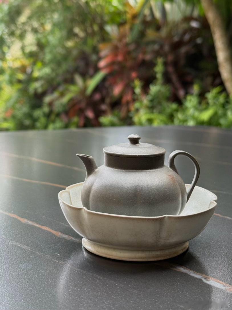 我们2014年上山收倚邦大黑树林头春古树茶，当时收的是山顶小吴兄弟家的，那时小吴